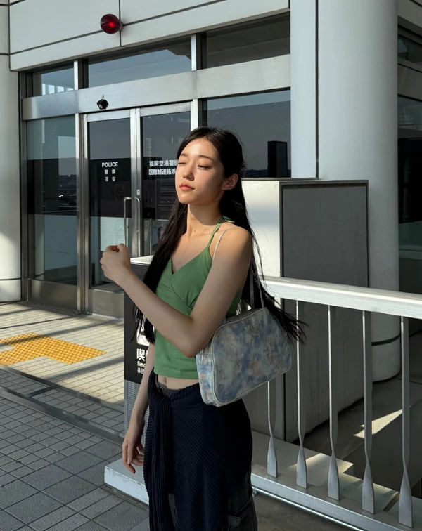 讀者可以怎麼學？當身上衣物極簡時，請把重點放在「色彩」和「配件」。選擇一件襯膚色的亮色系小背心，下身搭配深色長褲，再挑選一個圖騰獨特或材質有亮點的包包，就能像盧允瑞一樣在人群中低調卻閃閃發光。