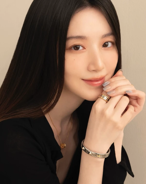南韓人氣女團i-dle成員、台灣之光—葉舒華，即將特別來台出席Bvlgari（寶格麗）於台北101專賣店舉辦的新品活動，也讓她腕間配戴的最新手環成為焦點，簡約卻極具辨識度，完美展現高級珠寶的當代魅力。事實上，「手環」向來是最容易入門、也最具日常實穿性的珠寶單品，不僅價格帶相對親切，更因百搭特性成為造型中的關鍵亮點。除了寶格麗經典之作，各大精品近年也持續推出設計簡約、風格多變的入門手環，無論單戴或疊搭，都能輕鬆為整體造型提升質感。本篇就將精選「20款」值得入手的精品手環，為日常穿搭注入光彩。