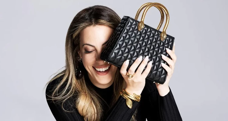 現階段的轉變與成果，也讓人不免想進一步了解：「Mary Katrantzou究竟如何看待寶格麗既有的工藝傳承，又將如何為這個百年品牌注入屬於當代的創作視角？」於是，趁著此次皮件新作發表之際，我們也向遠在義大利羅馬彼端的Mary Katrantzou發出專訪邀請，展開一場隔空，卻真誠的對談。從交流中，不難感受到她與寶格麗自身獨特且清晰的品牌定位，早已產生深刻共鳴；也正因如此，更讓我對她未來在寶格麗皮件創作上的發揮充滿期待！因為…這不僅僅是一段新篇章的開始，更可能是寶格麗皮飾領域發展，邁向下一個高度的重要轉折。