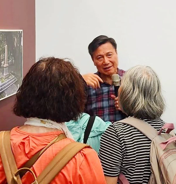 此次《回望400》特展,由深耕攝影領域數十年的黃東明擔任主攝影師。自1972年開始學習攝影以來,他長年累積豐厚經驗,已成為當今少數能從數位攝影、影像後製到作品輸出皆能熟練掌握的攝影創作者之一。也正因為這樣深厚的歷練,使他在策展過程的田野調查中,有著更細膩且獨到的觀察,並以其細膩的視角捕捉基隆的多重面貌,共同勾勒出一幅充滿生命力而自在流動的地方風景。