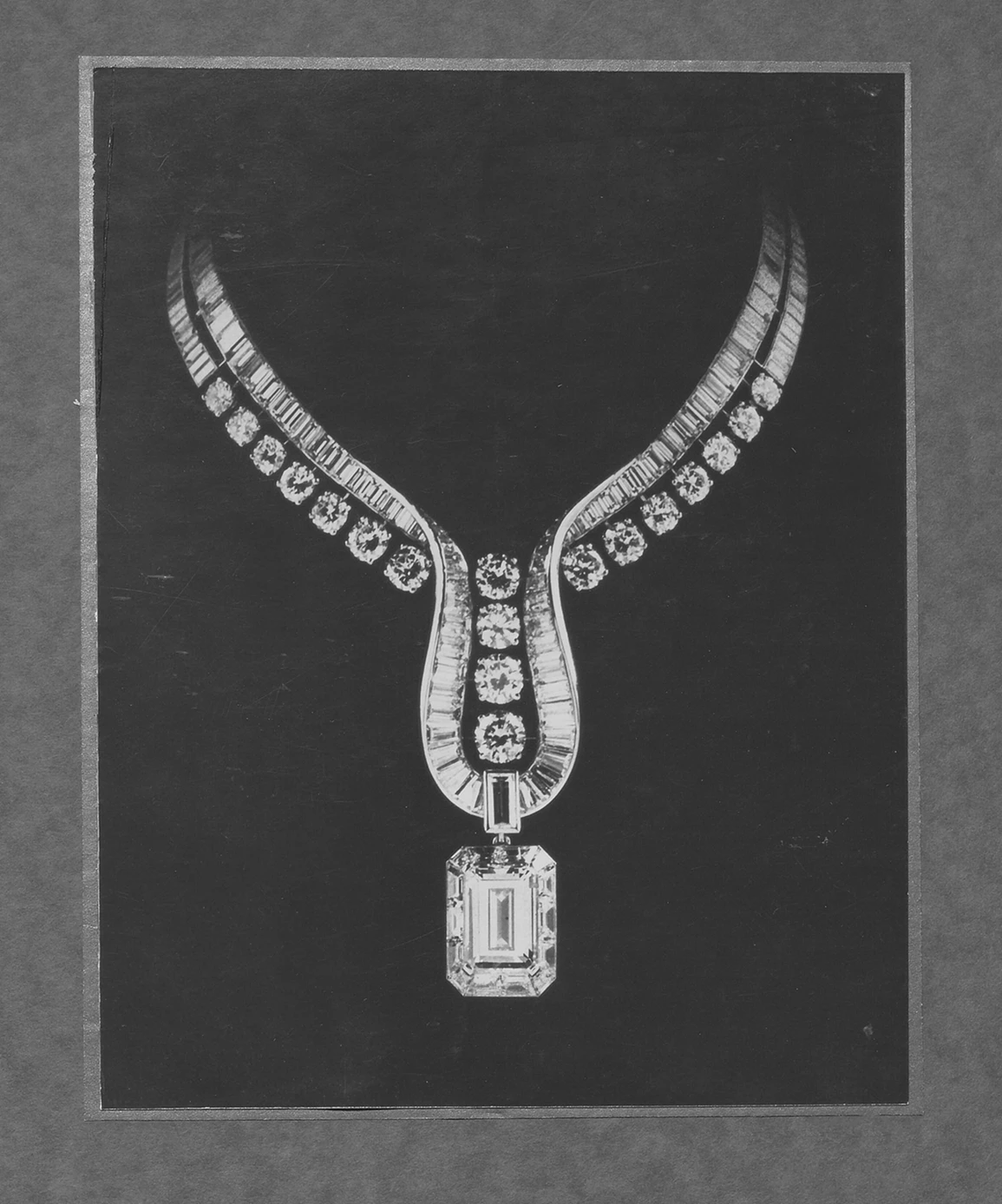 十九世紀末,巴黎和平街(rue de la Paix)匯聚了眾多珠寶與時裝品牌,這條繁忙街道一路延伸,通往當時仍顯靜謐的住宅廣場──Place Vendôme 芳登廣場。這裡是巴黎時髦仕女每日往返杜樂麗花園(Jardin des Tuileries)的必經之路。也因此,當多數商人仍選擇在人潮最密集的街區設點時,寶詩龍先生卻在這條動線與光線交會之處,看見了不同於眾人的可能。1893年,他率先進駐芳登廣場26號。此處一整日灑落的自然光,讓櫥窗中的珍貴寶石得以在無需修飾的狀態下,展現最真實的光彩。這個極具前瞻性的選擇,後來成為高級珠寶產業的關鍵轉折,眾多品牌相繼進駐,也讓芳登廣場逐步成為頂級奢侈的象徵。今年的首件作品〈The Address〉,正是對這個歷史性決定的當代回望。項鍊輪廓取自芳登廣場標誌性的八角形結構,白金與鑽石的單色純粹,對比深邃黑色漆面,彷彿將建築的理性秩序,轉化為一件可隨身體起伏的珠寶作品。它看似冷靜,卻擁有高度柔軟的佩戴結構,而這正是世家一貫的美學理念:在理性與感性之間,取得恰到好處的平衡。