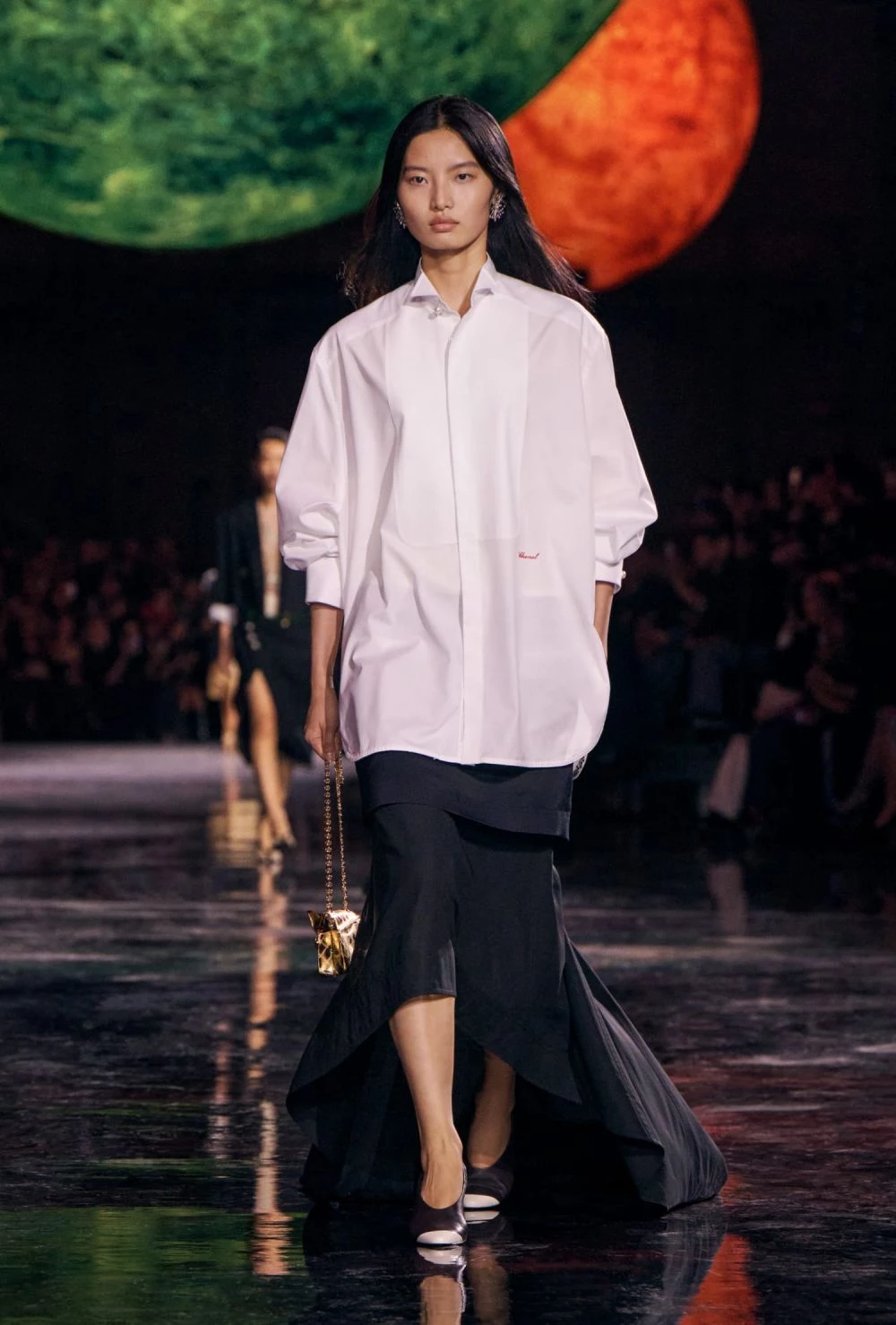 Matthieu 一場革命性的首秀在社群平台上引發話題，而到了關鍵時刻，依舊是相同母題：消費者願不願意花錢買單？耐人尋味的是，新品售罄的背後，也藏著更重要的訊息：Chanel 成功吸引新的消費者進入。除了原先 Matthieu 在 Bottega Veneta 的支持者之外，也有一群樂見 Chanel 新樣貌的消費者出現，還有一群更年輕的顧客，正在擁抱更日常實穿的新 Chanel。