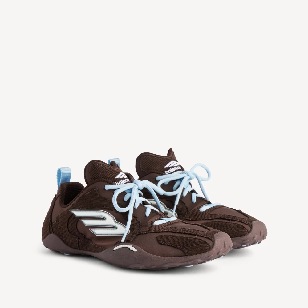 曾經用一雙老爹鞋掀起球鞋革命的 Balenciaga，該如應對薄底鞋趨勢？我認為這雙近期推出的鞋款是很好的答案。