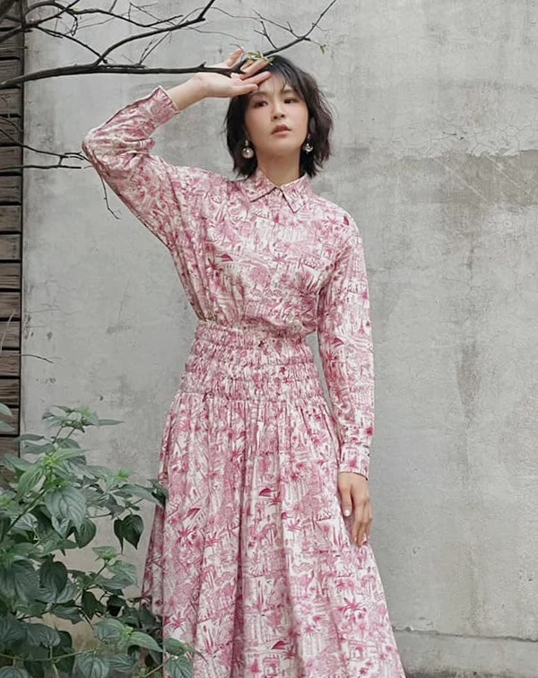 除了舞台表現亮眼，曾沛慈的私下穿搭同樣備受關注。現年42歲的她，特別擅長運用各式「裙裝」打造多變風格，無論是俐落剪裁的直筒裙、修飾身形的A字裙、學院感的百褶裙，還是帶點飄逸感的印花長裙....總能透過版型與材質的裙子款式選擇，展現顯瘦與減齡效果。她也常透過不同單品混搭，像是結構感上衣搭配裙裝強化比例，或以寬鬆休閒單品平衡裙子的柔美氣質，在成熟與率性之間取得恰到好處的平衡。以下就來盤點「10套值得學習的裙裝穿搭範本」，一起看看她如何用不同設計的裙子款式，穿出屬於自己的時髦魅力。