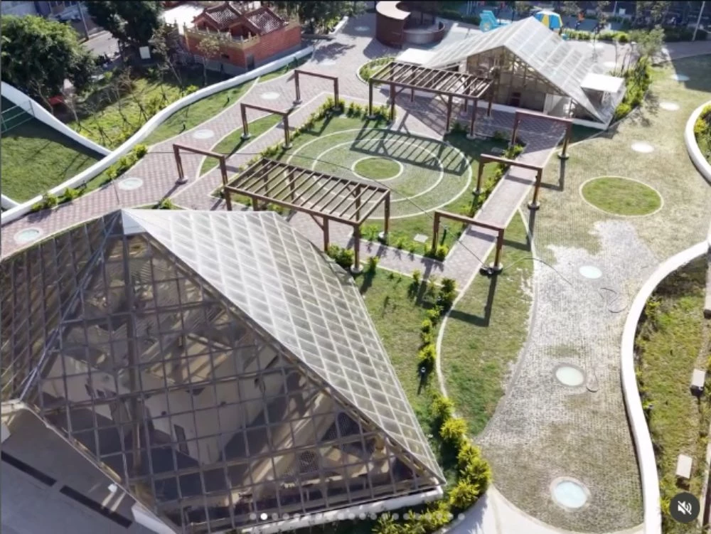坐落於西區民生北路上的「義昌公園」，迎來嶄新的蛻變。除了結合透水鋪面，兼具防洪與氣候調適等多元功能，也將引入全新地下停車場，也是嘉義市首座前瞻計畫的立體停車場，這座地下停車場的外觀採用玻璃帷幕結構，讓陽光能直射地下兩層，宛如巴黎的知名地標「羅浮宮玻璃金字塔」，結合公園的綠意意象，啟用後，被譽為是「嘉義最美公園」之一。