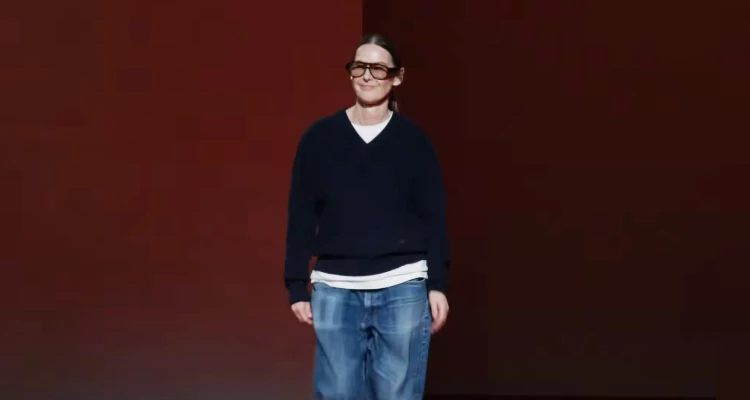 Louise Trotter的設計始終充滿細膩的層次感，無論是她過去在Joseph、Lacoste、Carven的作品，還是如今在Bottega Veneta的舞台，每一次都能保有乾淨俐落的線條感，同時巧妙融入品牌特有的精神。