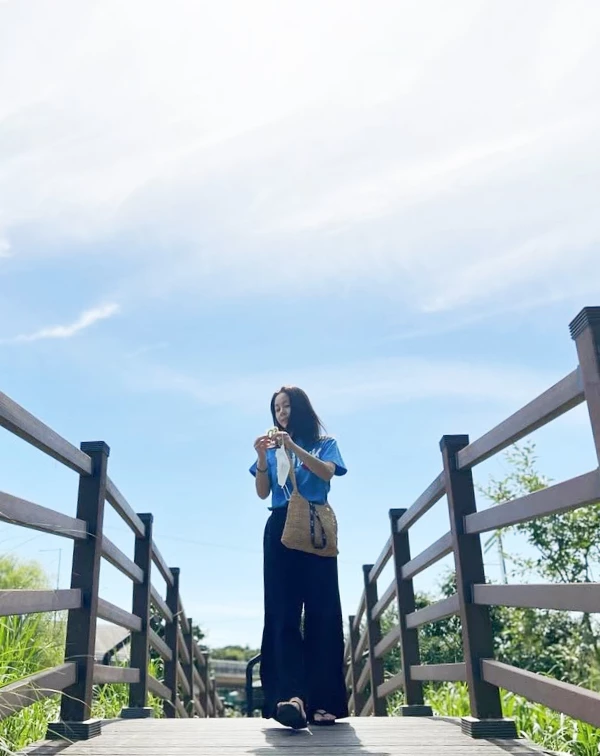 40+的姊妹們，夏天如果想顯瘦又不想太沉悶，這套公式可以直接抄！我們可以選擇「亮色系上衣 + 深色高腰寬褲」。亮色上衣能幫整體氣色大加分；而深色寬褲，則能完美隱藏大腿和臀部的贅肉。最後，別忘了像她一樣，踩一雙舒適的厚底涼鞋，並配上一款草編包，這種隨性態度，就是最天然的減齡特效藥。