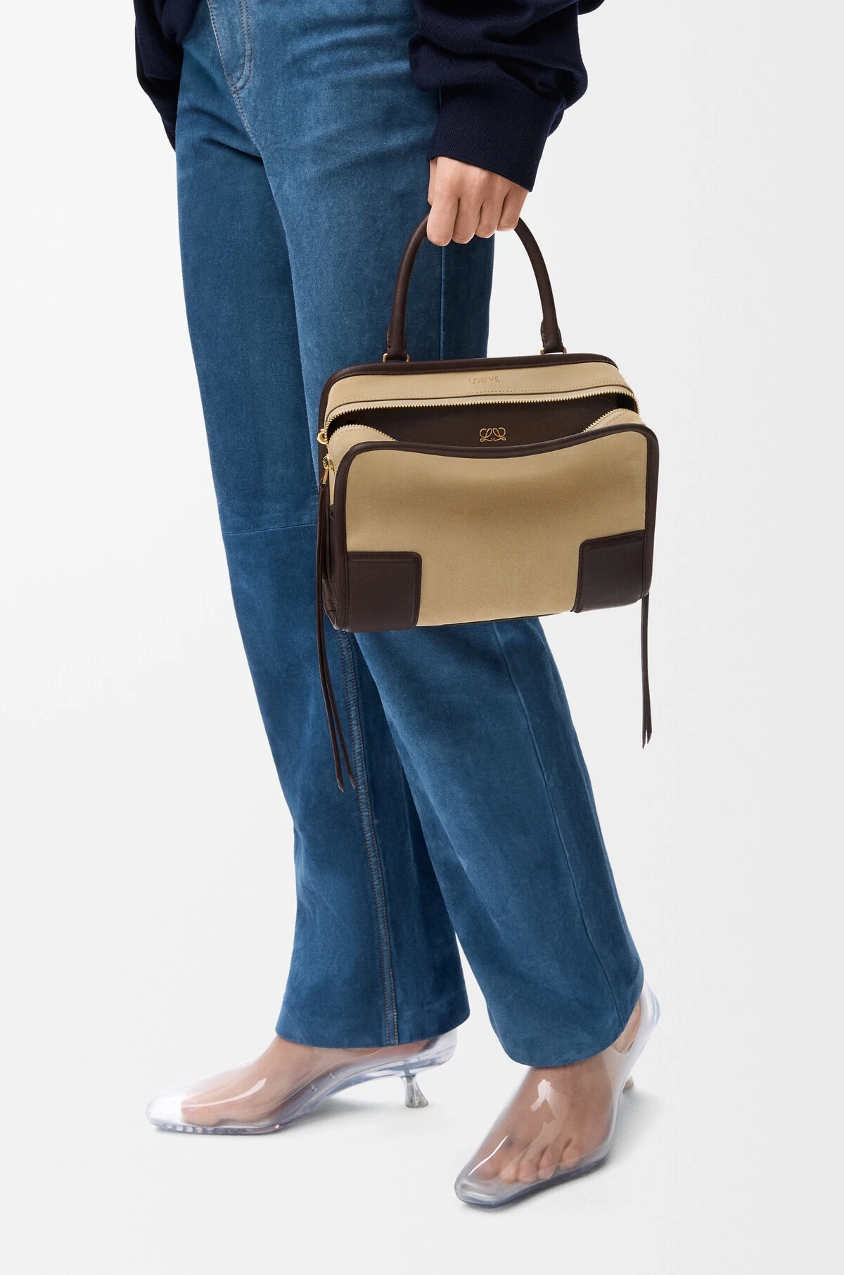 Loewe Amazona 180 Small皮革拼接麂皮肩背包，小號尺寸更好駕馭，皮革與麂皮拼接增添層次質感，日常通勤與約會都合適。