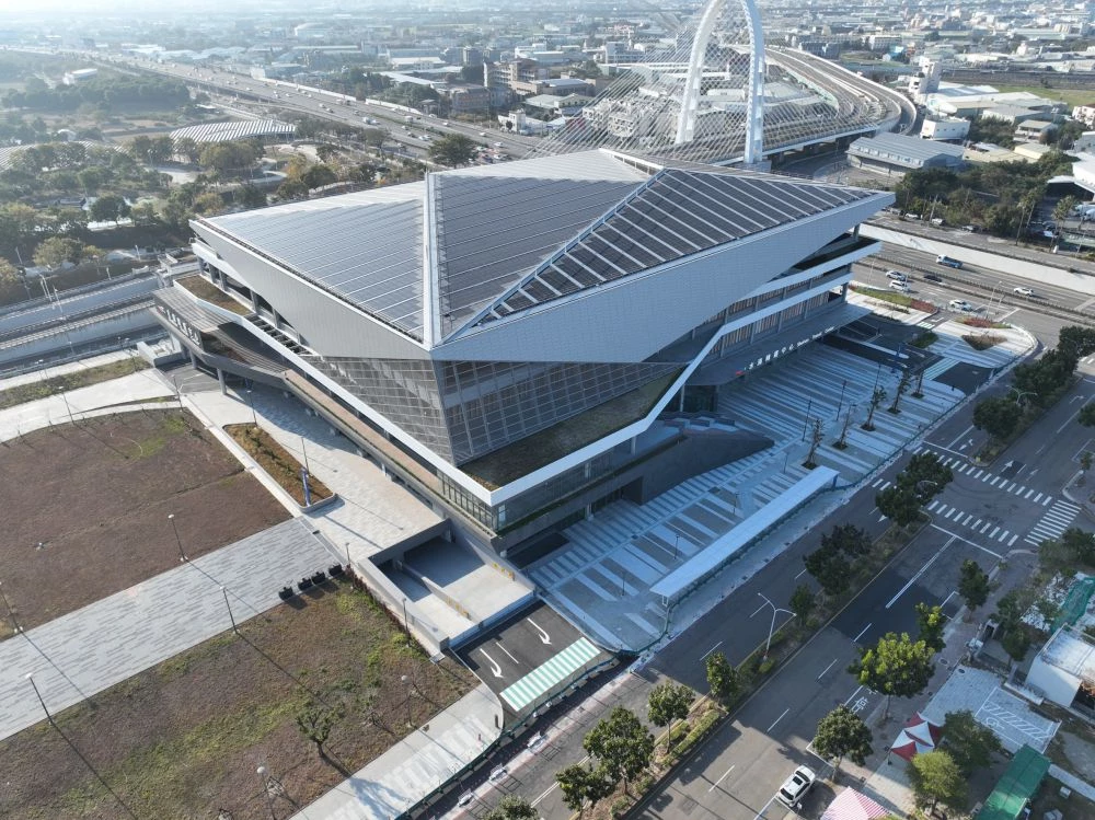 坐落於台中水湳經貿園區的「水湳轉運中心」已於近日完工，旨在提供完善的大眾運輸轉乘服務，並補足園區停車供給需求，發揮整體轉運效益，帶動區域交通與經濟發展。規劃設置國道客運月台 42 席、市區公車月台 12 席，並提供汽車停車位 614 席、機車停車位 1,253 席，以及自行車停車位 604 席，預計於今年啟用。