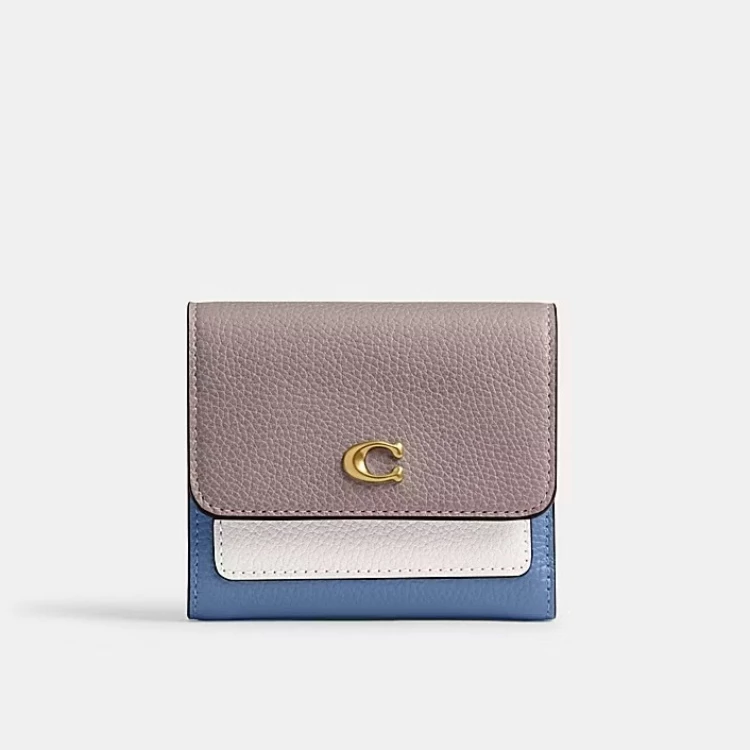 Coach這一款「Mila」撞色翻蓋皮夾以拋光鵝卵石皮革打造，撞色翻蓋設計俐落又有辨識度，有著多個卡片夾設計，可以區隔紙鈔、零錢的收納隔層，不僅僅時髦，還是CP值超高的實用選擇。（價格：NTD6,500）  延伸閱讀：2025天赦日換錢包最招財！10精品皮夾＋開運儀式全攻略