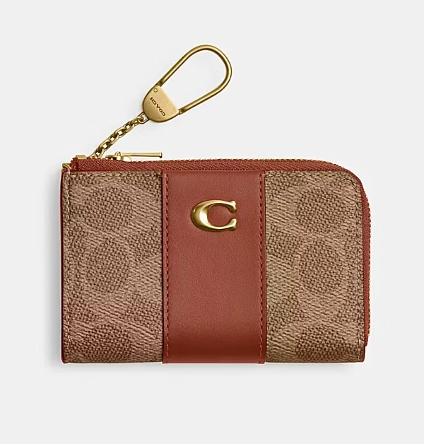 提到「國民精品」,絕對少不了Coach的身影,而這款L型經典C字Signature帆布鑰匙零錢包,不僅是許多人入精品坑的首選,更是送給務實派媽媽最不出錯的滿分禮物。耐髒、防磨的特性,讓媽媽在使用時完全不必小心翼翼;中央拼接的焦糖色皮革與精緻的金色Logo,則在樸實中點綴出大氣質感,完美平衡了親民的價格與高端的「高CP值」實用性。(商品價格約:NTD 4,500)