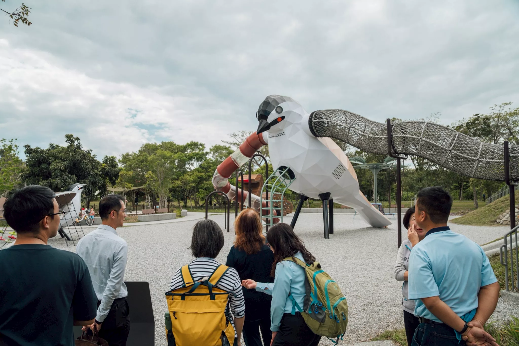 位於華泰路的台東森林公園內,全新地標「烏頭翁遊戲場」正式登場。設計以台東縣鳥「烏頭翁」為意象,打造大型主題遊戲塔,結合攀爬、滑梯、繩網與地景探索等多元設施,提供與自然共融的遊戲體驗,並獲得國際級認證。整體場域串聯森林、湖泊與河口濕地,形成城市綠洲,將樹林與海濱公園連結,成為台東市最大公園的一部分,也成為親子與戶外活動愛好者的新熱點。