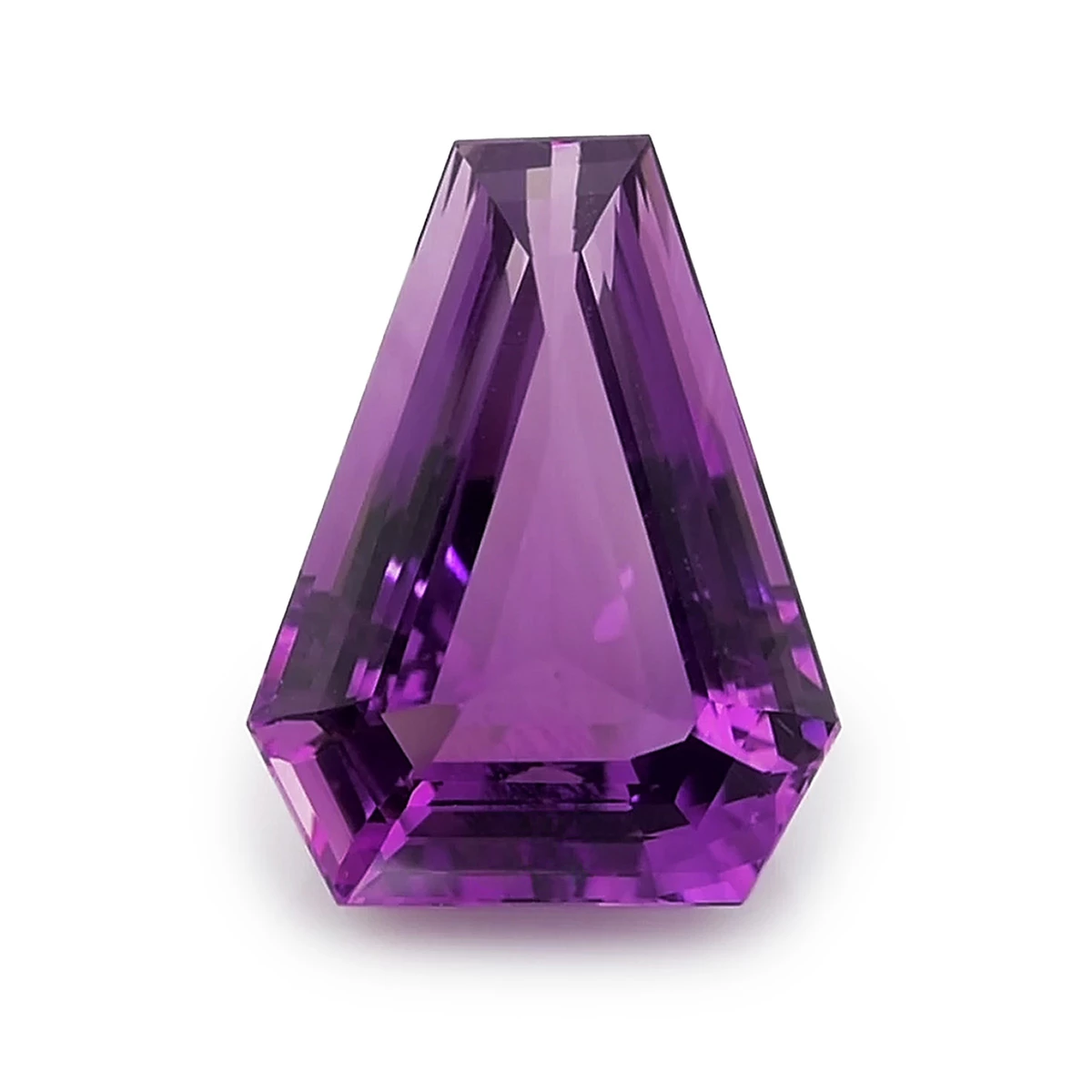 紫水晶(Amethyst)屬於石英家族,紫色在心理學中常與理性、洞察與精神層面連結。水瓶座擅長抽離觀察,但有時會忽略情感表達。紫水晶在象徵層面與清晰思考與情緒平衡相關,有助於讓理性與感受取得協調。紫色亦代表穩定與成熟。對水瓶而言,它的意義在於讓獨立氣質更顯溫和,而非疏離。小面積佩戴即可呈現質感。