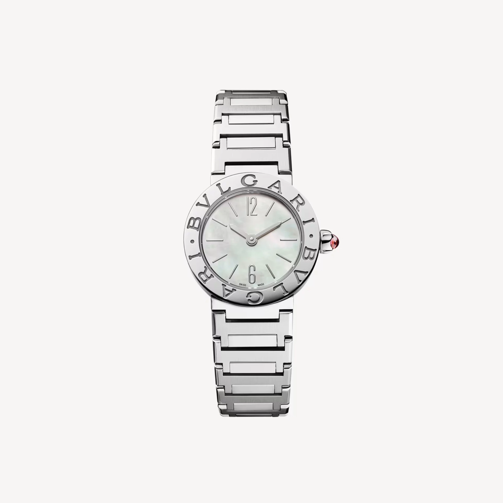 寶格麗的 Bvlgari Bvlgari 腕錶之所以歷久彌新，關鍵在於品牌對自身識別語彙的高度自信。23毫米精鋼錶殼比例精巧，錶圈環繞的雙品牌標誌靈感源自古羅馬錢幣的環形鐫文，將文化符號轉化為極具現代感的設計重點。珍珠母貝錶盤呈現柔和光澤，搭配鑲飾紅碧璽的錶冠，為整體增添細緻而不張揚的色彩層次。石英機芯讓佩戴與保養更為輕鬆，精鋼鍊帶則強化日常實用性。這是一款設計辨識度極高、同時保有珠寶細節的腕錶，適合偏好俐落線條、卻不願捨棄精緻感的你。