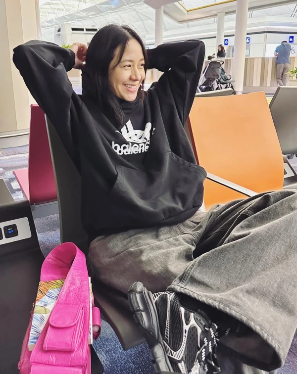 很多人覺得,年紀大了穿街頭風會像「偷穿小孩衣服」,其實關鍵在於,挑選厚磅數的寬鬆帽T,再配一條版型順身的水洗直筒寬褲。最重要、也最容易複製的心機是:身上一定要有一個「亮色配件」!像她一樣配一頂亮色棒球帽,或是背一個桃紅、亮黃的斜背包,一瞬間就能把街頭潮流感轉化成屬於熟齡女子的帥氣,根本看不出年齡。