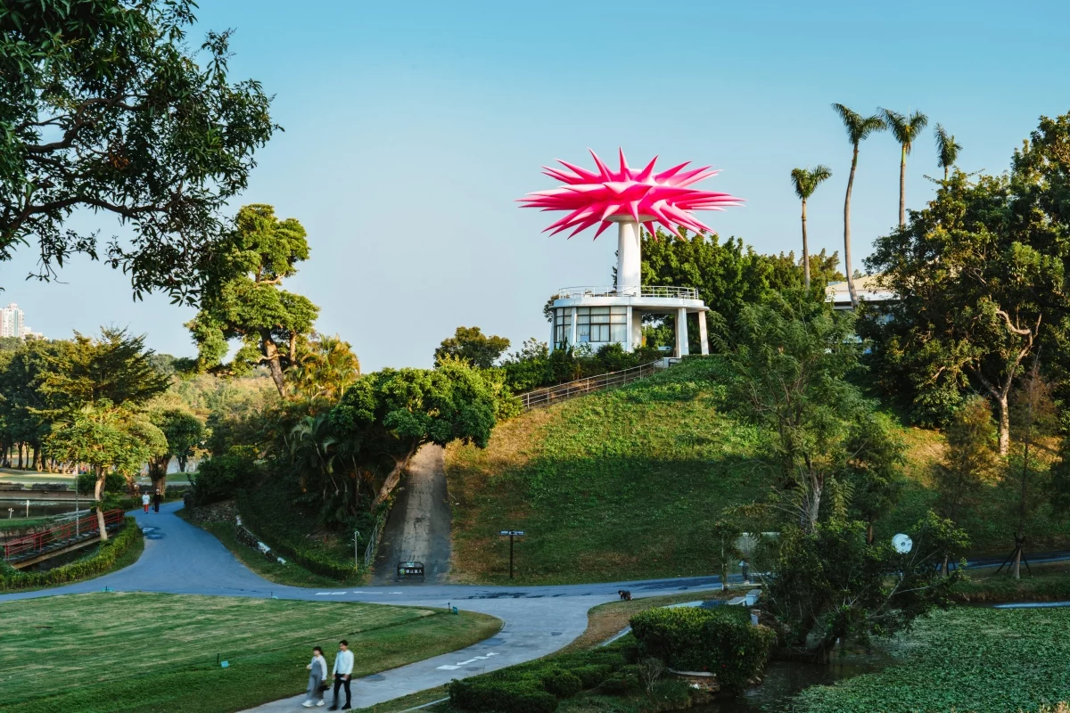 作為高雄市最大的綠地生態公園，果嶺自然公園於去年底開幕後，單日曾創下逾 3 萬人次入園的紀錄。這座公園完整保留前身高爾夫球場的丘陵、水塘與起伏綠坡，免去大量人工造景，呈現療癒的自然景致，同時擁有豐富的生態景觀，成為假日野餐的熱門景點之一。為了提升通行便利性，市政府將打造一座長約 180 公尺的人行天橋，串連一旁的澄清湖風景區，預計明年完工啟用。
