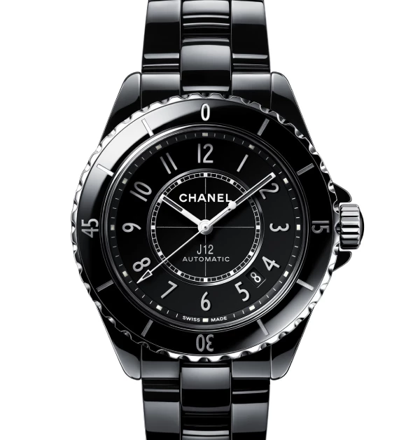 黑色高抗磨陶瓷與精鋼交織出剛柔並濟的現代輪廓，深邃光澤映襯俐落線條，在冷冽質感與細膩觸感之間取得完美平衡。