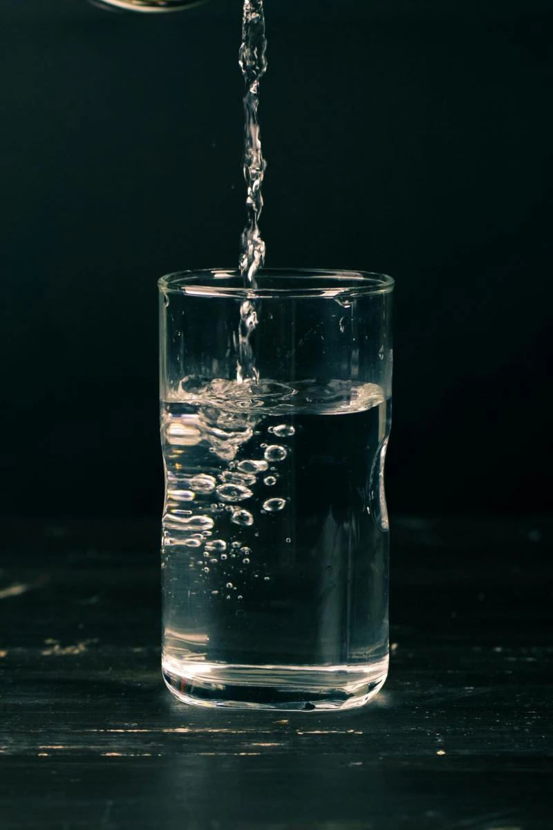 餐前飲水被視為最基礎、也最容易被忽略的減重技巧。多項營養研究指出,進食前約20至30分鐘補充足量水份,有助於增加胃部容積感,讓大腦更快接收到飽足訊號。這種方式並非抑制食慾,而是讓進食節奏變得更理性,避免在尚未察覺飽意前就攝取過量。對多數久坐或外食族而言,口渴與飢餓經常被混淆,先喝水可有效減少「無意識進食」。實務上不需精準計算毫升數,只要建立「吃正餐前先喝一大杯水」的固定順序,就能在不增加心理壓力的情況下,逐步降低單餐總熱量。