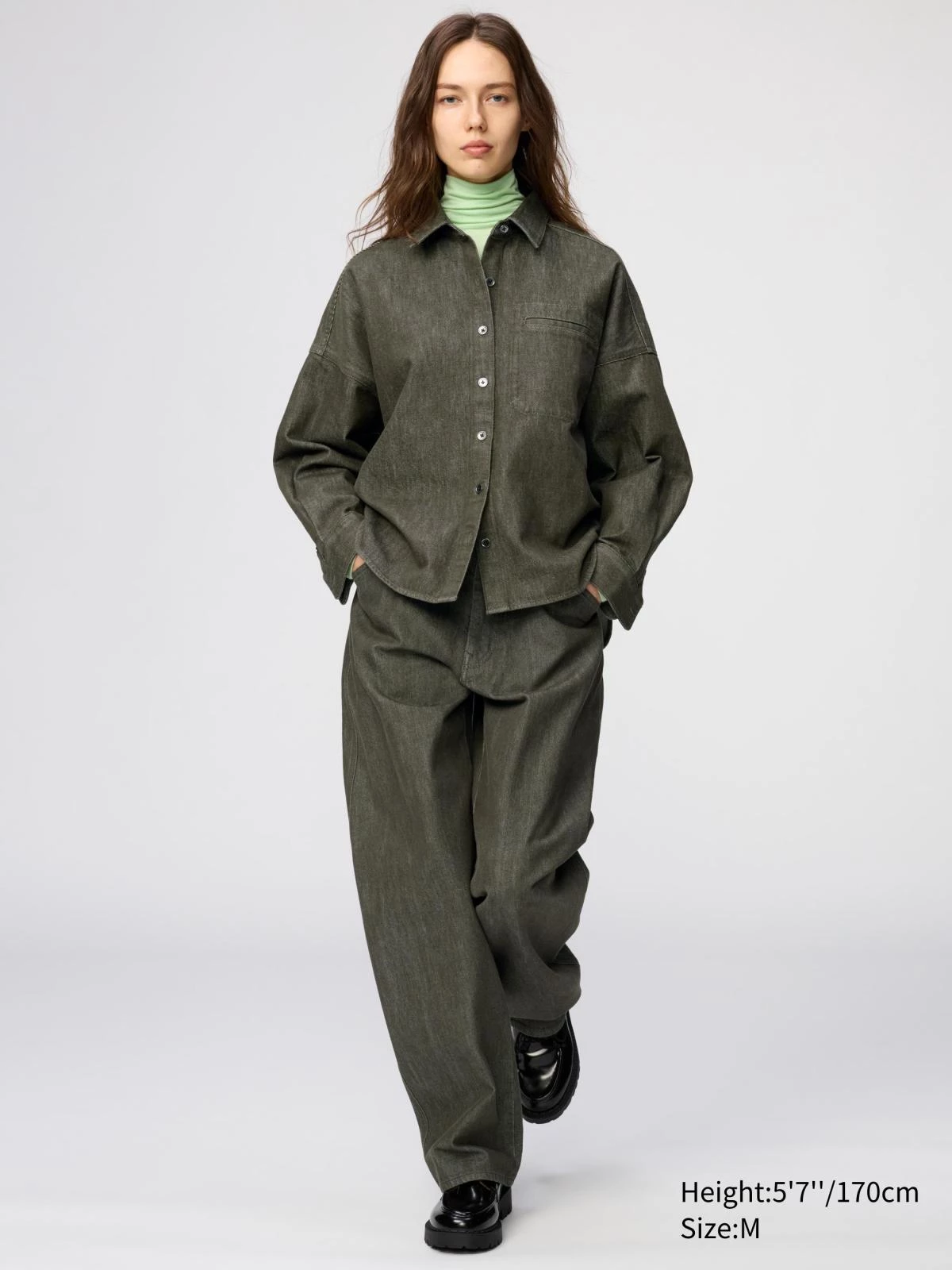 Uniqlo C 2026秋冬女裝牛仔寬版襯衫式外套，寬鬆襯衫式剪裁的丹寧外套，可當外套或襯衫穿，率性百搭。