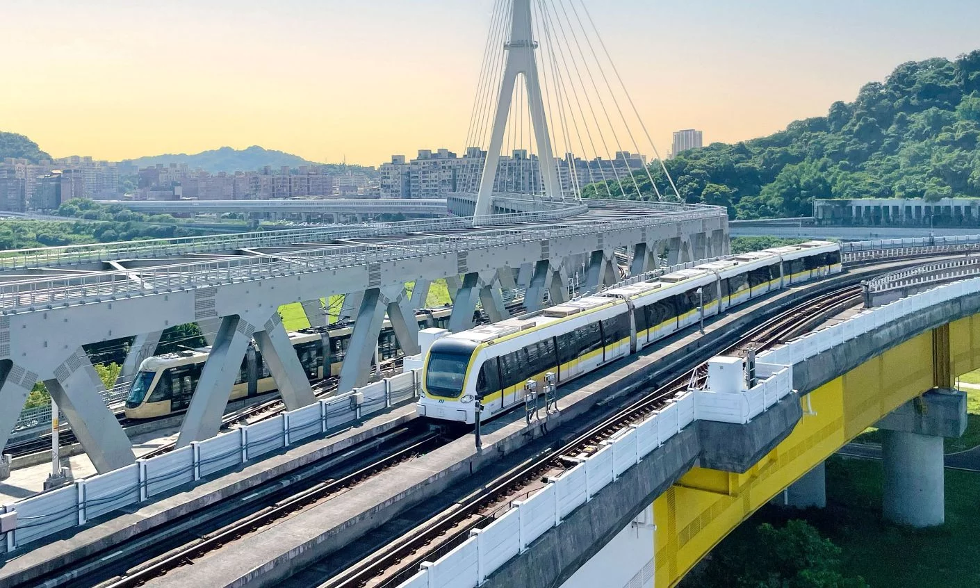 台北捷運「民生汐止線」共規劃 10 個上車點：SB01 站（大同區重慶北路與寧夏路間）、SB02 站（中山區民生西路）、SB03 站（中山區民生東路二段）、SB04 站（中山區民生東路三段，近臺北大學）、SB05 站（松山區民生東路四段 97 巷）、SB06 站（松山區民生東路五段與三民路圓環交叉口）、SB07 站（內湖區新湖一路）、SB08 站（內湖區民東路六段）、SB09 站（內湖區安康路 228 巷）、SB10 站（內湖區康寧路三段）。