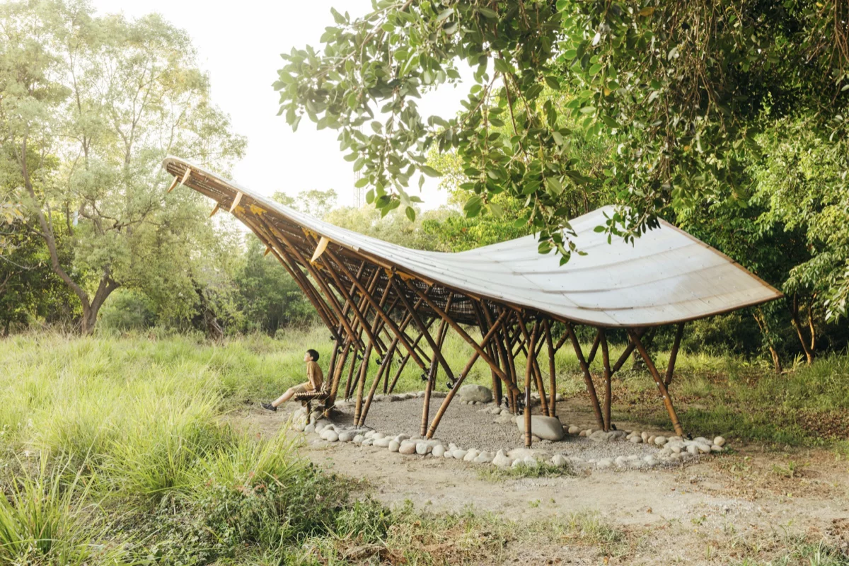 位於雲林斗六與古坑交界的百年歷史建築「斗六糖廠」正式轉型登場，化身為全台首座竹產業創生聚落——「斗六糖廠竹創基地」，成為雲林最新熱門景點與文化新地標。基地占地 3.9 公頃，融合竹構建築、工藝美學、生態永續與地方創生理念，不僅活化閒置 30 年的工業遺址，更打造兼具展覽、教育、體驗與城市公園功能的複合空間，值得你親自造訪。