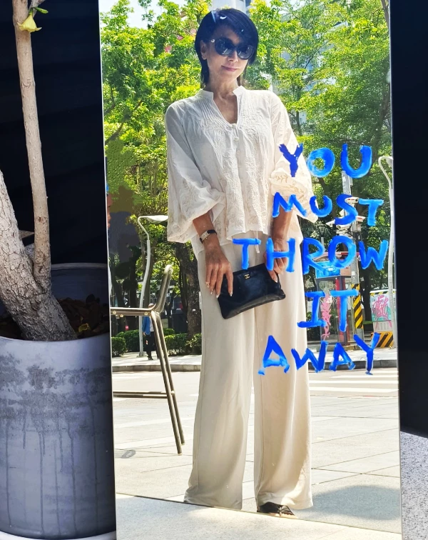 我真心覺得田麗完美示範了什麼叫「歲月不敗美人」！那位曾經用「性感」撼動台灣演藝圈的名字，如今在59歲這把年紀，竟然能把「白色」穿得如此純淨的同時，又隱隱透出一股子率性與傲氣。她捨棄了繁瑣奪目的色彩，僅用一身純粹的象牙白與米色系，就穿出了減齡清新氣質。上衣細緻的刺繡與鏤空織紋在陽光下透著韻味，澎袖設計不僅藏住了手臂線條，更自帶一種少女般的靈動，搭配垂墜感極佳的寬褲，那種走路有風的自在感，才是最頂級的減齡。