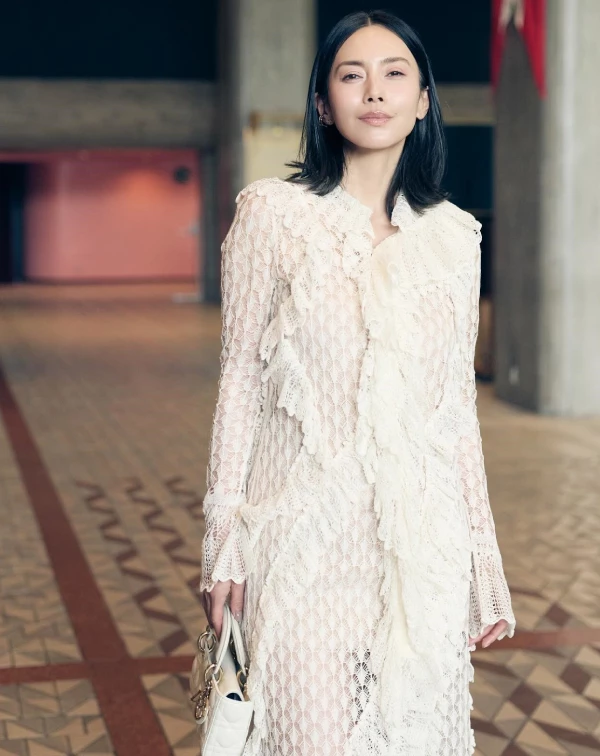 穿搭解密： 蕾絲穿不好，容易顯得俗氣，但中谷美紀這件米白色蕾絲洋裝卻穿出了仙氣。關鍵在於剪裁流暢、不刻意收腰，且胸前帶著不規則的荷葉邊律動。微微的透視感，內搭同色系細肩帶，溫柔得像拂面的春風。