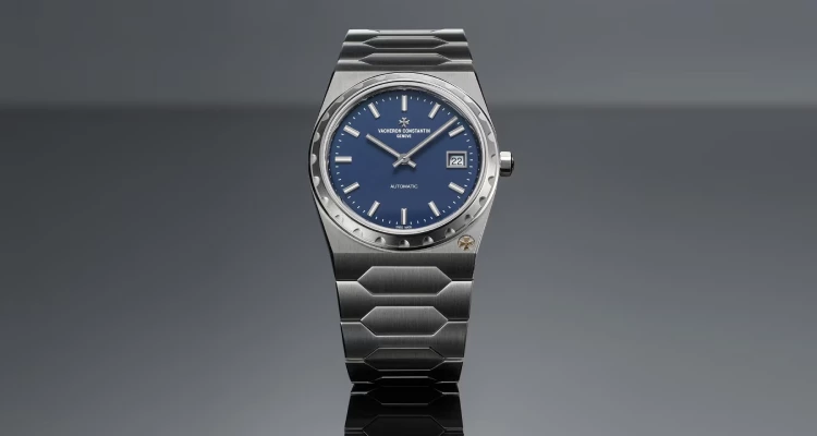 時序來到2025年，江詩丹頓為慶祝品牌270周年，也再度將此一傳奇「222」錶款推向新高度！而全新的精鋼材質版本，不僅延續原作設計精髓，也為這款經典之作注入滿滿現代感。從1977年誕生至今，「222」歷經黃金、鋼材復刻，無論在工藝、設計或收藏價值上，都始終保持其在高級運動錶領域的標竿地位，真可稱之為「跨世代的鐘錶傳奇」。（商品價格約：NTD 1,080,000）