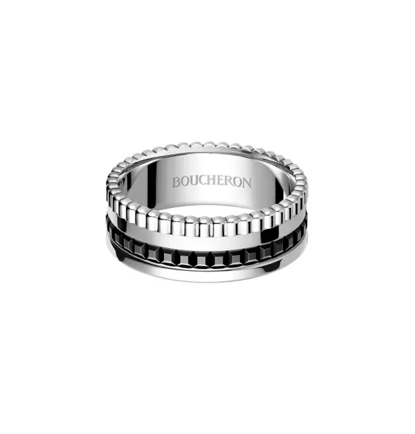 誰說婚戒只能甜美?Boucheron用黑色陶瓷打破框架,讓18K白金多了一份不羈的靈魂。這不是單純的對戒,更是對自我風格的霸氣宣示。(商品價格約:NTD 184,000)
