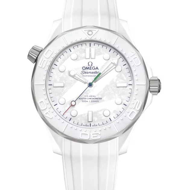 打破過往對潛水錶的深色印象,這款「Seamaster Diver 300M」特別版,以全白陶瓷打造,展現如冰川般純淨的視覺震撼。面盤細膩的霜凍紋理,與獨特的白色排氦閥門相互呼應,搭配輕盈且耐受度極高的白色橡膠錶帶,讓專業機能轉化為極具前衛感的時髦單品。(商品價格約:NTD 319,000,43.5毫米)