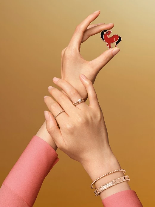 在色彩心理學中,紅色與主導、自信高度相關。當男性佩戴高飽和紅色寶石時,容易強化權威感;女性則可能放大性感或強勢印象。因此在設計與比例上需有所區分。牡羊男性宜選擇線條俐落、面積較小的設計,以保留專業感;牡羊女性則可透過細節分散視覺焦點,例如疊戴或混搭中性色金屬。此外,佩戴位置也會影響整體印象。手部飾品較具存在感,適合想主動拓展關係者;項鍊與耳環則較為柔和,適合建立長期互動。從搭配邏輯來看,寶石只是輔助元素,真正影響桃花與人緣的仍是溝通方式與情緒管理。