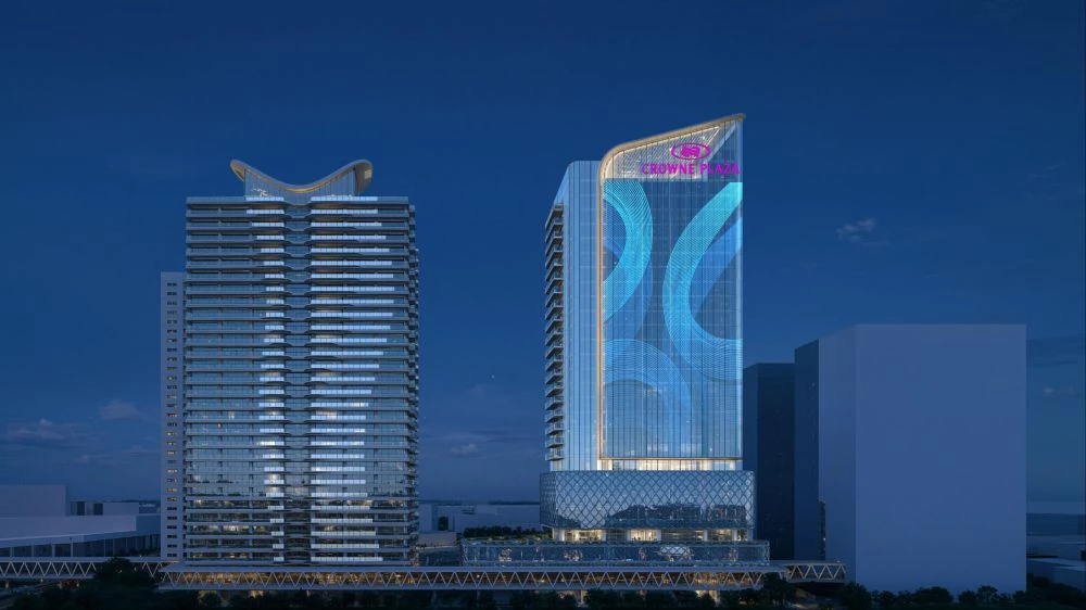 坐落於高雄市苓雅區中正一路與輔仁路口，將迎來重量級新地標「皇冠假日酒店」（Crowne Plaza，洲際酒店集團所擁有）。根據高雄市政府公開的「O9 苓雅運動園區 BC 基地聯開案」資料，未來此地將規劃興建 3 棟地上 28、31 層建築，打造整合商辦、商務飯店、店鋪與集合住宅等多元機能，成為兼具商業服務與運動休閒機能的複合型地標。其中，B 基地預計引進「皇冠假日酒店」。