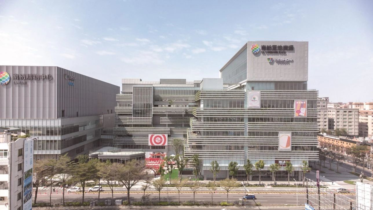 台南南紡夢時代二期於 2020 年開幕後，南紡三期也正積極籌備中，預計於 2030 年完工。基地面積約 4,200 坪，緊鄰南紡一期，規劃地上 27 層、地下 5 層建築，結合商場與商辦機能。值得注意的是，該商場將串聯台南捷運藍線 B5 站（中華東路一段與平實路口），預計於 2032 年通車。未來將打造更便利的購物交通系統，進一步強化東區交通機能與生活圈發展。