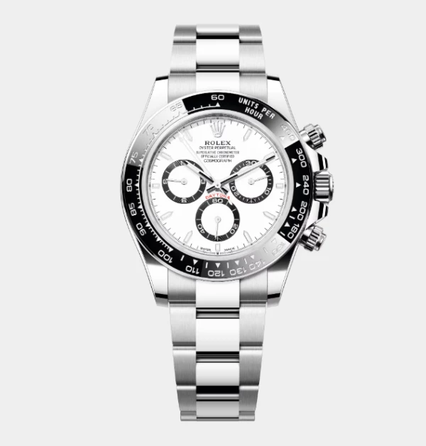 「Cosmograph Daytona(迪通拿)」系列,近年在高級錶界,可說是一錶難求。純淨的白色錶盤,搭配三個黑色計時圈,極具辨識度的黑白雙色對比,展現出無可匹敵的運動DNA。這種不靠黃金閃爍、不靠鑽石堆砌,全憑歷史底蘊與頂級工藝說話的「鋼王之王」,戴在氣質低調有實力的Ødegaard手上,簡直是絕配!(商品價格約:NTD 570,500)