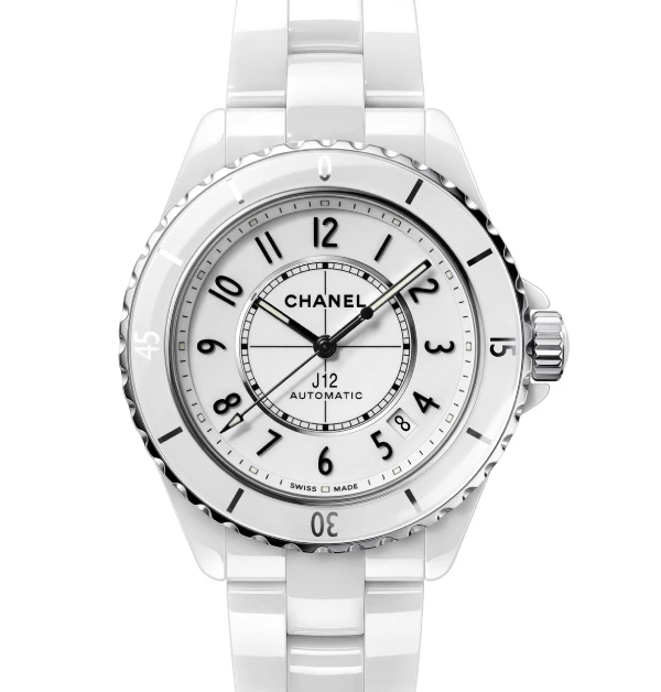純淨光澤流轉於腕間，勾勒出俐落而優雅的現代線條。「J12」以極簡的白色調詮釋永恆風格，讓時間在清澈純粹中綻放光芒。