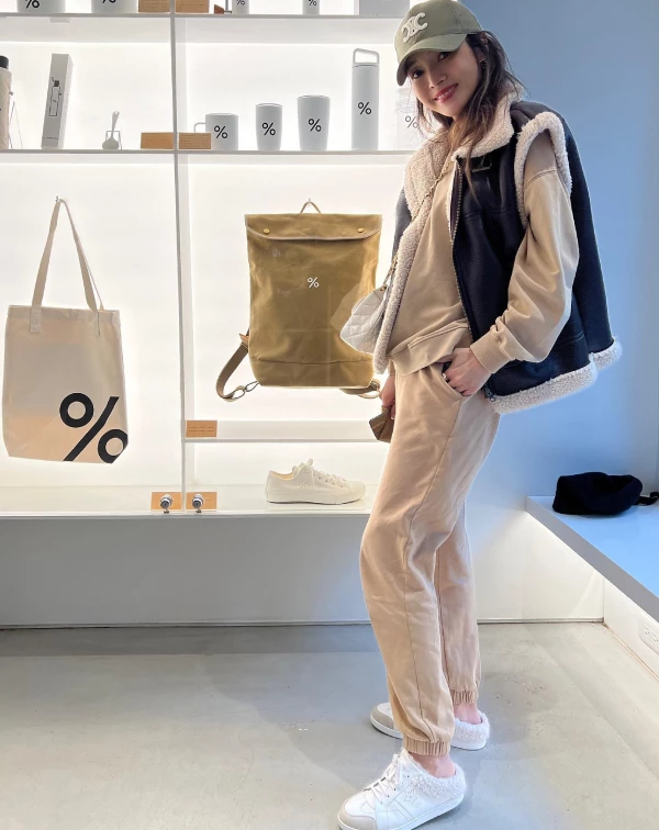 這次，《Bella儂儂》當讀者們整理了侯佩岑的10套減齡穿搭，從休閒牛仔、輕鬆針織，到優雅洋裝與俐落西裝，每一套都透露出她獨特的風格哲學，再加上巧妙的小配件點綴亮點，讓整體既有青春感又不失成熟韻味。對想在40+，甚至邁向50歲後，依然保持時尚感的女性來說，這些穿搭，無疑是值得學習與模仿的減齡範本喔〜