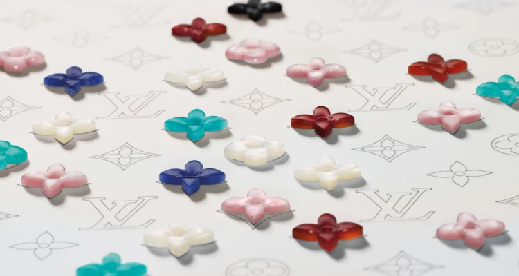 「Blossom」系列運用珍珠母貝、紅玉髓、孔雀石、縞瑪瑙、貴重金屬鑲鑽...等材質打造不同色彩表情，既保留珠寶的精緻感，又能為日常造型增添亮點。尤其不同顏色混搭時，更能展現個人風格與時尚態度。