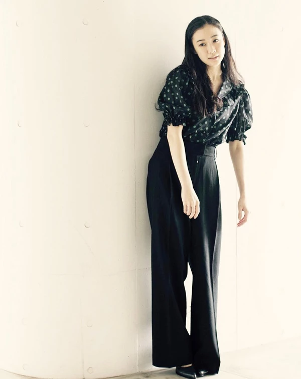 蒼井優身穿的波卡圓點與澎袖，自帶空靈少女感，而沉穩的黑色寬褲剪裁，則收斂了過度的甜美，完美展現出知性又靈動的雙重氣質。一般人若想嘗試減齡元素又怕裝嫩，可以學習這種利用帶有設計感的復古上衣製造視覺亮點，再用俐落的深色褲裝穩住成熟女性的優雅質感。