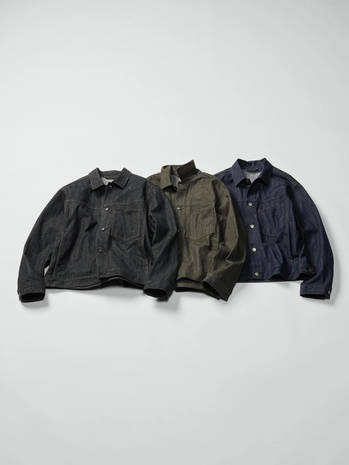 Uniqlo C 2026秋冬牛仔外套，經典丹寧外套版型，男女適穿，俐落剪裁百搭耐看。