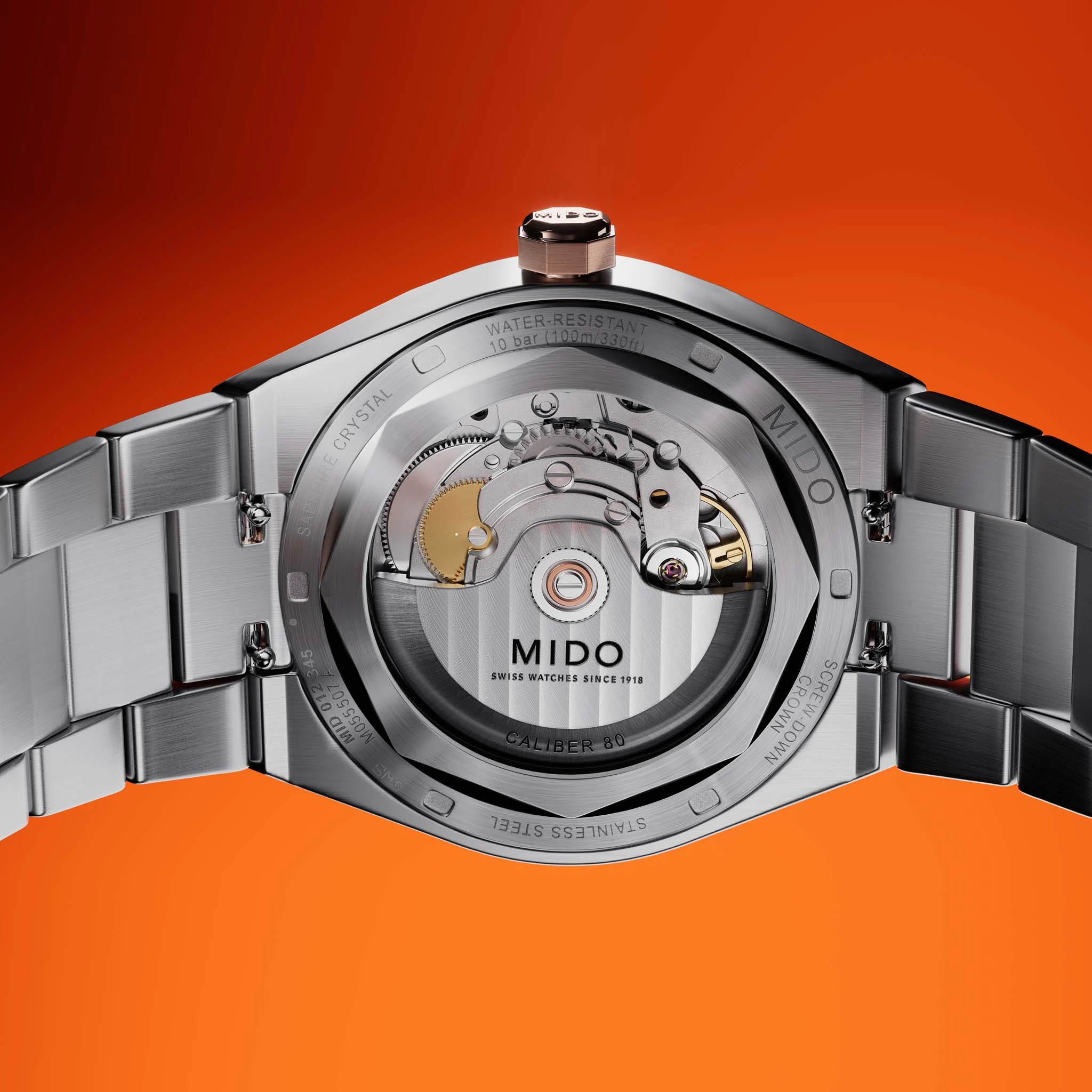 在外型之外,Multifort 8 One Crown 的機械規格也具備一定水準。腕錶搭載 MIDO Caliber 80 自動上鍊機芯,最長可提供約80小時動力儲存。對日常佩戴者來說,即使週末沒有戴錶,也不必擔心停走問題。機芯同時搭載 Nivachron 抗磁游絲,能有效提升抗磁與抗震能力,在現代生活中更具實用性。錶盤三點鐘位置設有日期顯示窗,搭配防眩藍寶石水晶鏡面,讀時清晰。時標與指針塗覆 Super-LumiNova 夜光塗料,在低光環境下仍能保持良好辨識度。透明底蓋則讓佩戴者可以欣賞機芯運作與日內瓦波紋裝飾,對喜歡機械錶的人來說,這也是一個充滿樂趣的細節。