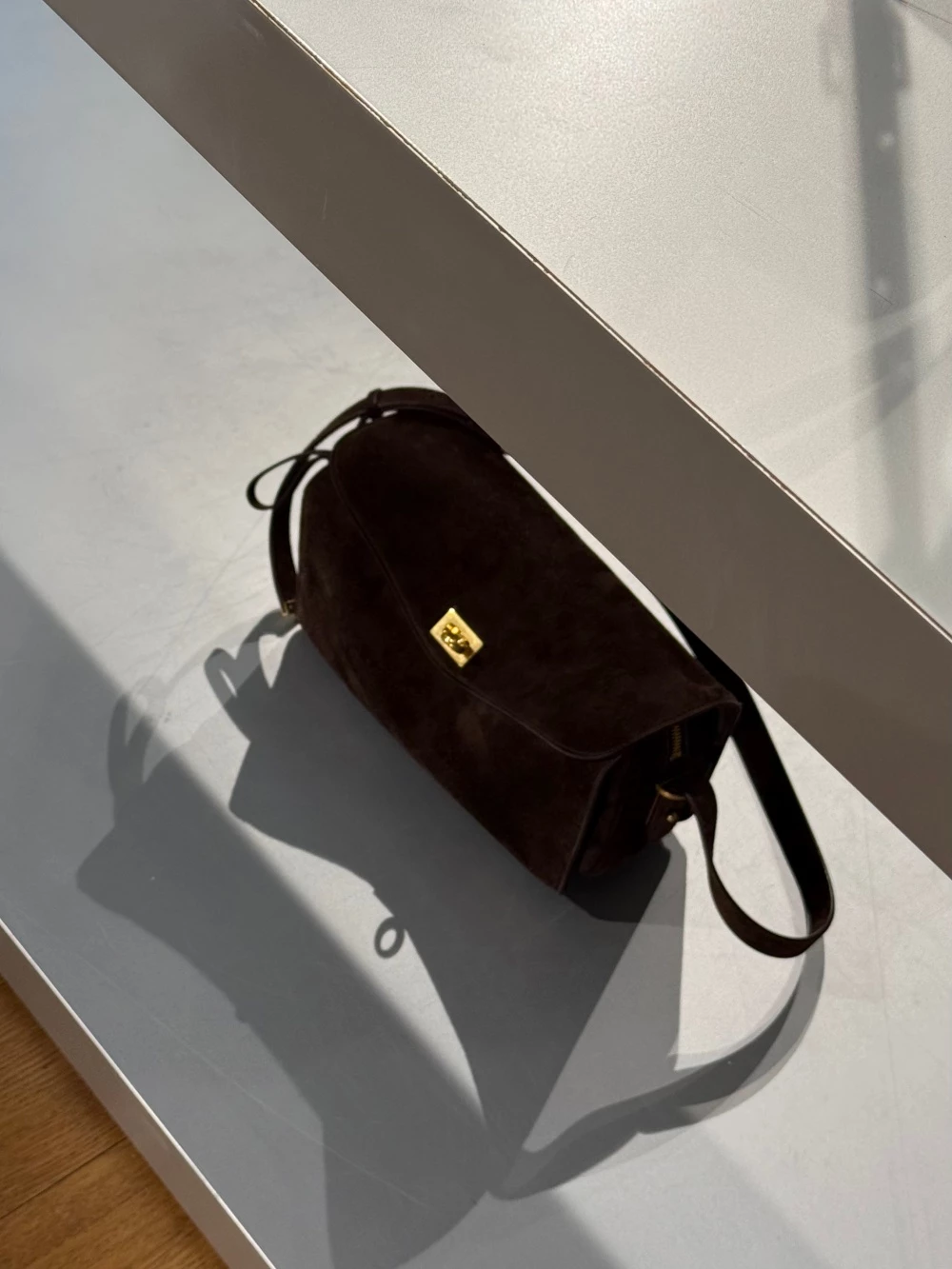 另一款包「Le7」,其命名源自 Pierpaolo Piccioli 首秀選址於巴黎第七區。