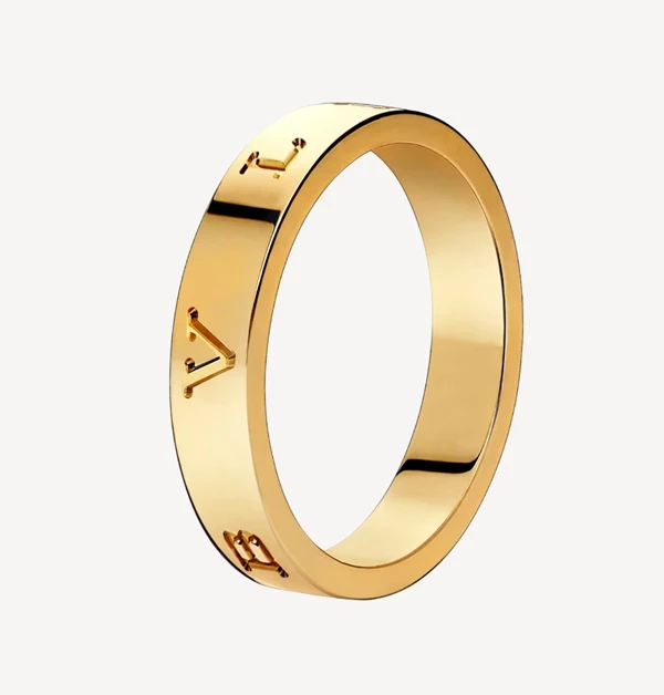 以極簡線條呈現純粹光澤的18K黃金戒指，每個角度都散發低調奢華的品味，它不只是一件配飾，更像是手指上的態度標誌。