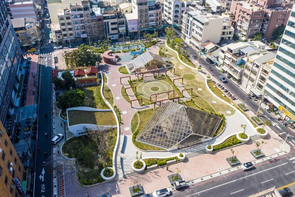 坐落於西區民生北路上的「義昌公園」，迎來嶄新的蛻變。除了結合透水鋪面，兼具防洪與氣候調適等多元功能，也將引入全新地下停車場，也是嘉義市首座前瞻計畫的立體停車場，這座地下停車場的外觀採用玻璃帷幕結構，讓陽光能直射地下兩層，宛如巴黎的知名地標「羅浮宮玻璃金字塔」，結合公園的綠意意象，啟用後，被譽為是「嘉義最美公園」之一。