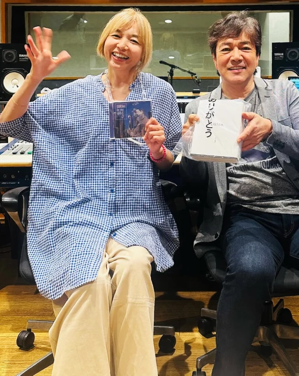 山口智子再次以一身私服驚豔大眾，完美示範「熟齡穿搭的最高境界」！她巧妙選用「降溫系」的藍白細格紋長版襯衫，如同夏日氣泡水般的清爽配色，自帶柔光濾鏡，將氣色襯托得乾淨透亮，比起沉悶的深色調，這種跳躍的少年感配色確實讓人眼前一亮。