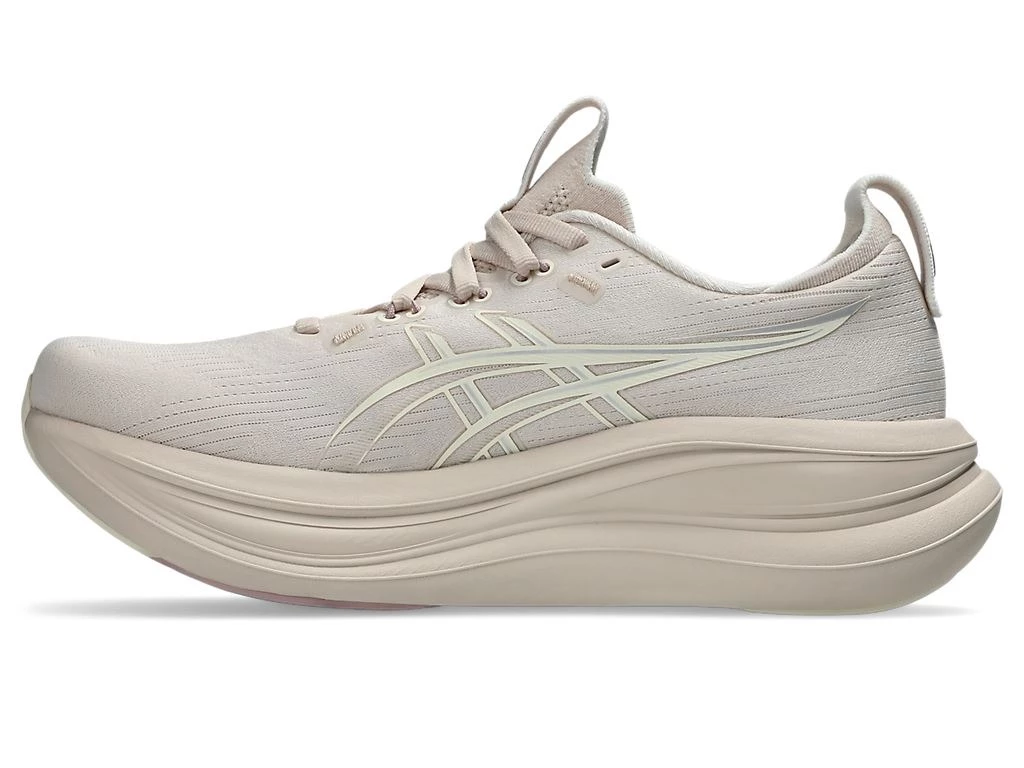 Asics亞瑟士Gel-Nimbus 28頂級緩衝慢跑鞋,採用輕量化Ff Blast+科技中底,減輕整體重量同時提供柔軟舒適腳感,適合久站與長距離。
