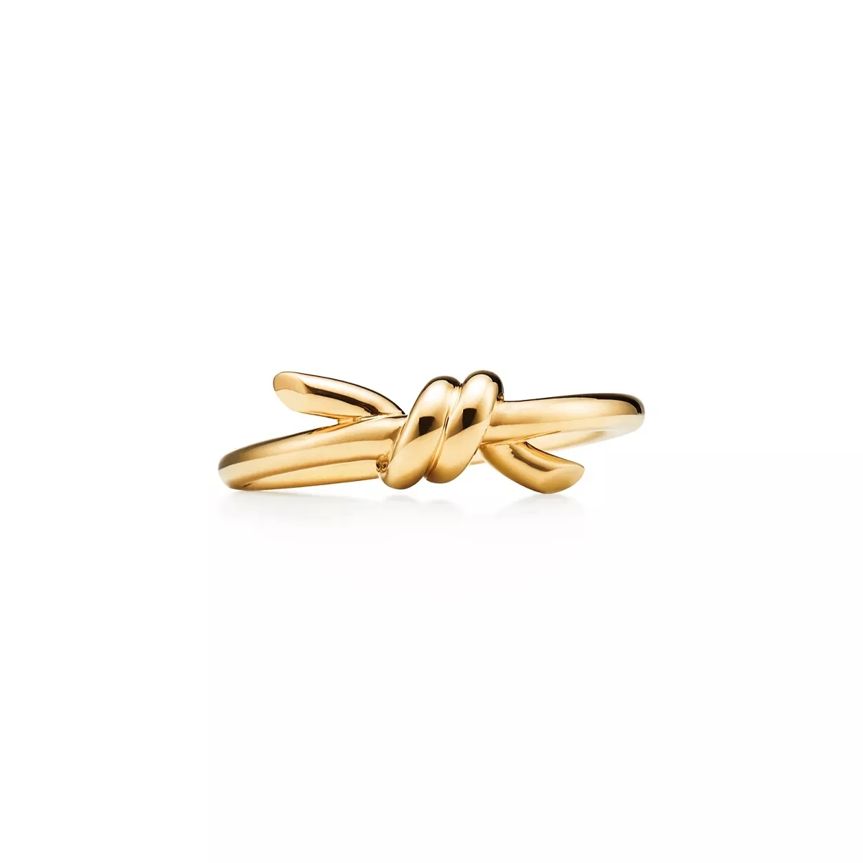 Tiffany Knot 系列靈感源自1889年的蝴蝶結作品,象徵連結與情感牽繫。18K黃金戒身經過細緻拋光,線條圓潤而流暢。這款戒指在造型上具有高度識別度,卻不會過於甜美,適合單獨佩戴或與其他經典款疊搭。從象徵角度來看,「結」本身代表關係與連續性,也讓它成為許多人心中兼具情感與價值意涵的選擇。