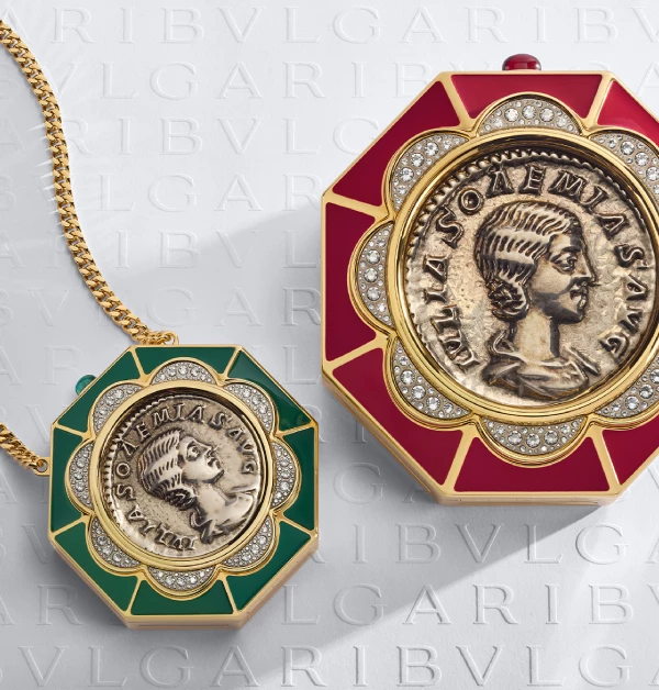 「Monete」更是將寶格麗深厚的歷史敘事力發揮得淋漓盡致，包身中央鑲嵌一枚古羅馬銀幣，完美呼應品牌根植於希臘與羅馬的文化底蘊。外圍飾以義大利托斯卡尼工匠手繪的紅色及綠色琺瑯幾何圖形，並點綴240顆鋯石，讓包款化身為一件跨越世代、承載時間重量的文化藝術品。（商品價格店洽）