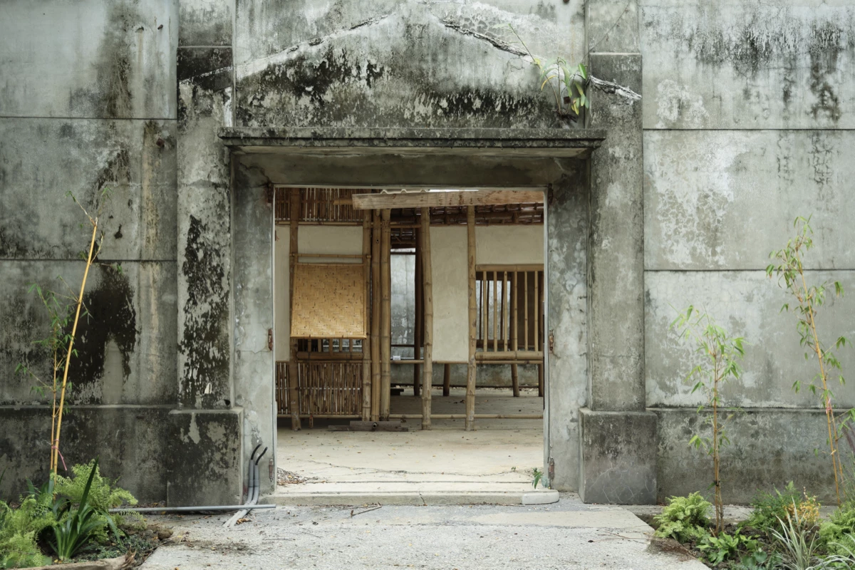 睽違 30 年，坐落於雲林斗六與古坑交界的「斗六糖廠」，近日以「斗六糖廠竹創基地」的全新地標正式開放。基地占地 3.9 公頃，打造全台首座結合建築、工藝、生態的竹產業創生聚落。在雲林縣政府、大藏聯合建築師事務所，以及常民居構築工程多方策劃下，為雲林注入更多可能性。