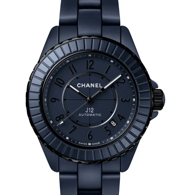 霧面藍高抗磨陶瓷款，色澤深邃如暗夜海洋，低調卻難掩神秘光芒。細緻霧感表面吸納光影，在沉靜與力量之間流轉出內斂張力，搭配冷冽精鋼細節，更顯層次與現代感。