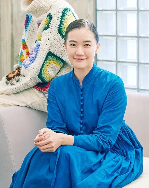 蒼井優再度穿著一襲飽和度極高的寶藍色連身洋裝。洋裝正面精緻的設計，自帶一種復古而內斂的優雅氣質，而略帶空氣感的立領剪裁，完美延伸了頸部線條。她利用極其純粹的單一亮色系與棉麻質地，在知性沉穩中，碰撞出極具透明感的少女氣息。